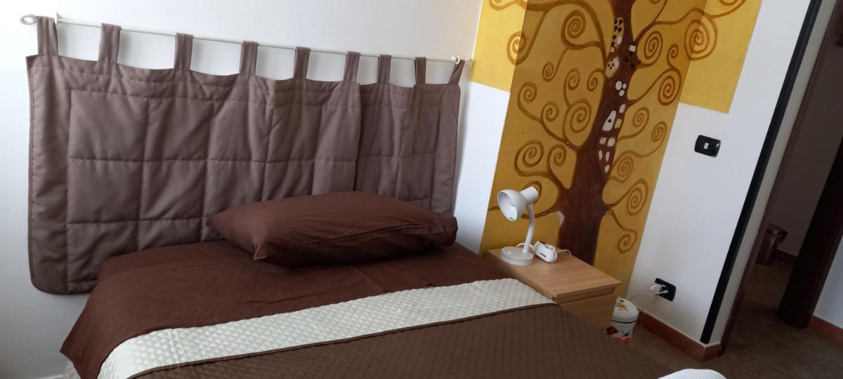 A Santy's RoomsBAGNO CONDIVISO SHAREDBOTH ROOM2piano no lift NO SHUTTLE -NO PASTI NO MEAL,- A PAGAMENTO AIR CONDIZextra bed AIR CONDIZ EXTRABED FOR A FEE-3 MINUTI BUS XFIERADIROMA-10 MINUTES STOP BUS TO ROME IN50 MINUTES TRAFFICPERMITTING ARE YOU TO ROME - Housity