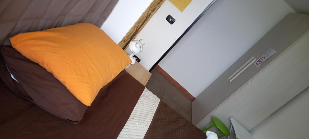 A Santy's RoomsBAGNO CONDIVISO SHAREDBOTH ROOM2piano no lift NO SHUTTLE -NO PASTI NO MEAL,- A PAGAMENTO AIR CONDIZextra bed AIR CONDIZ EXTRABED FOR A FEE-3 MINUTI BUS XFIERADIROMA-10 MINUTES STOP BUS TO ROME IN50 MINUTES TRAFFICPERMITTING ARE YOU TO ROME - Housity