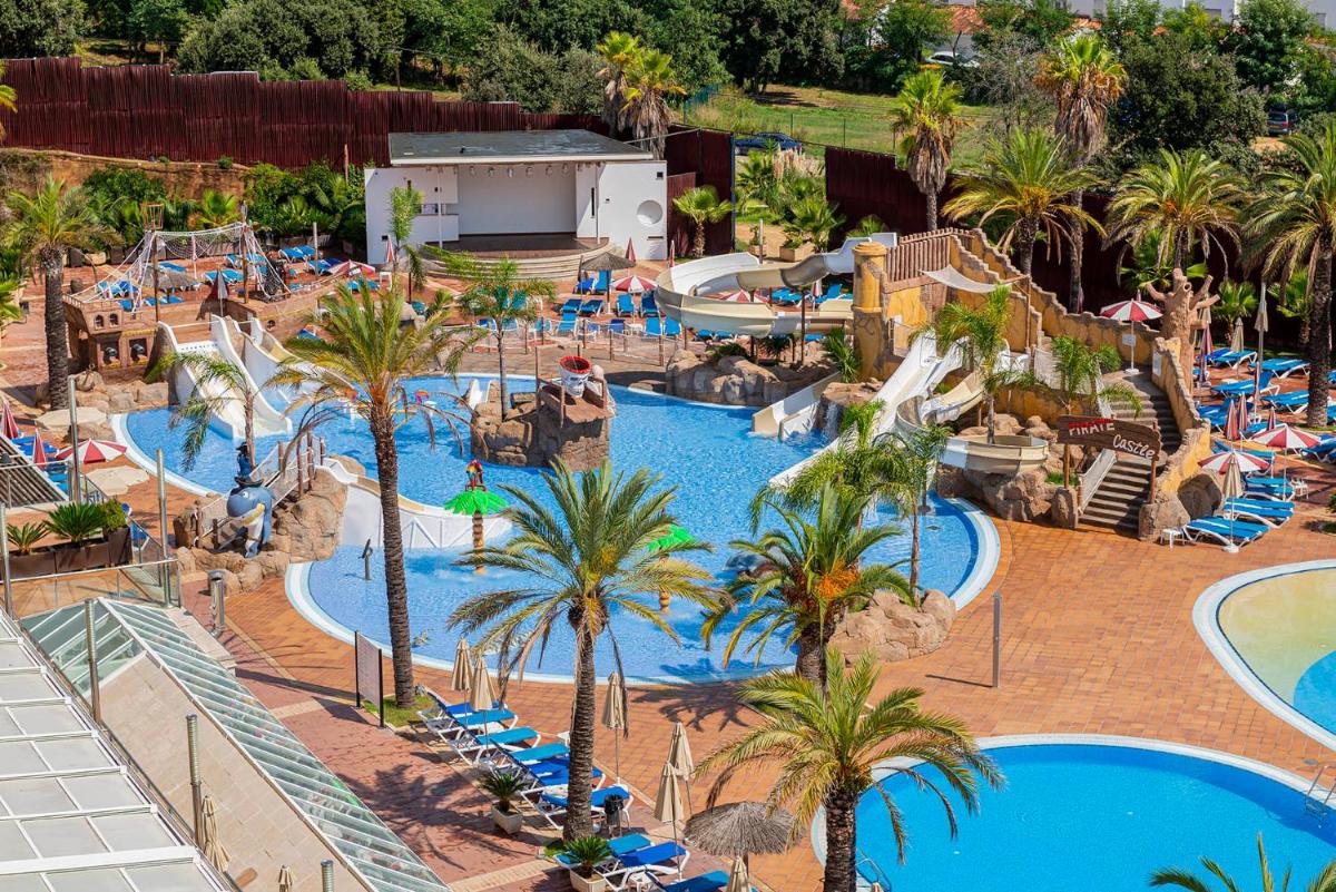 Una vista aérea de una piscina en un resort. en Aparthotel Costa Encantada, en Lloret de Mar