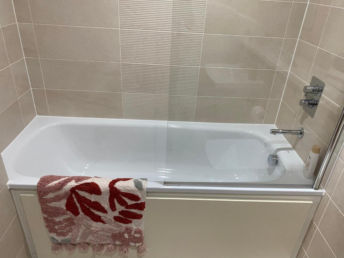 1 bedroom lovely apartment in Salford quays free street parking subject to availability - Housity