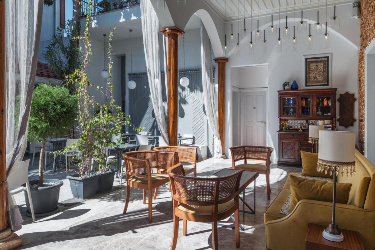 Delight Deluxe Hotel - Housity