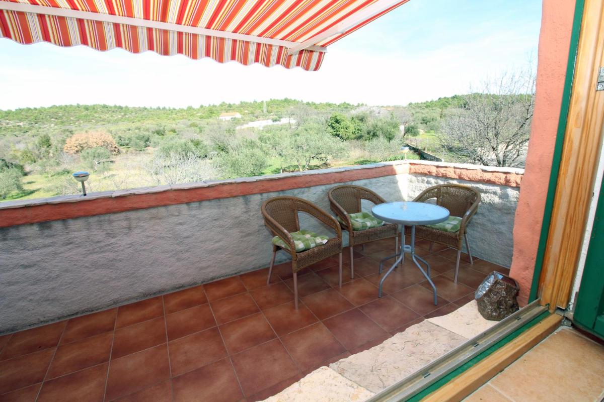 4 Bedroom Guest House in Tisno - Housity