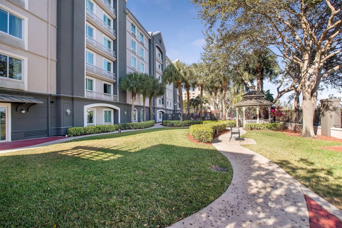 La Quinta by Wyndham Ft. Lauderdale Airport - Housity