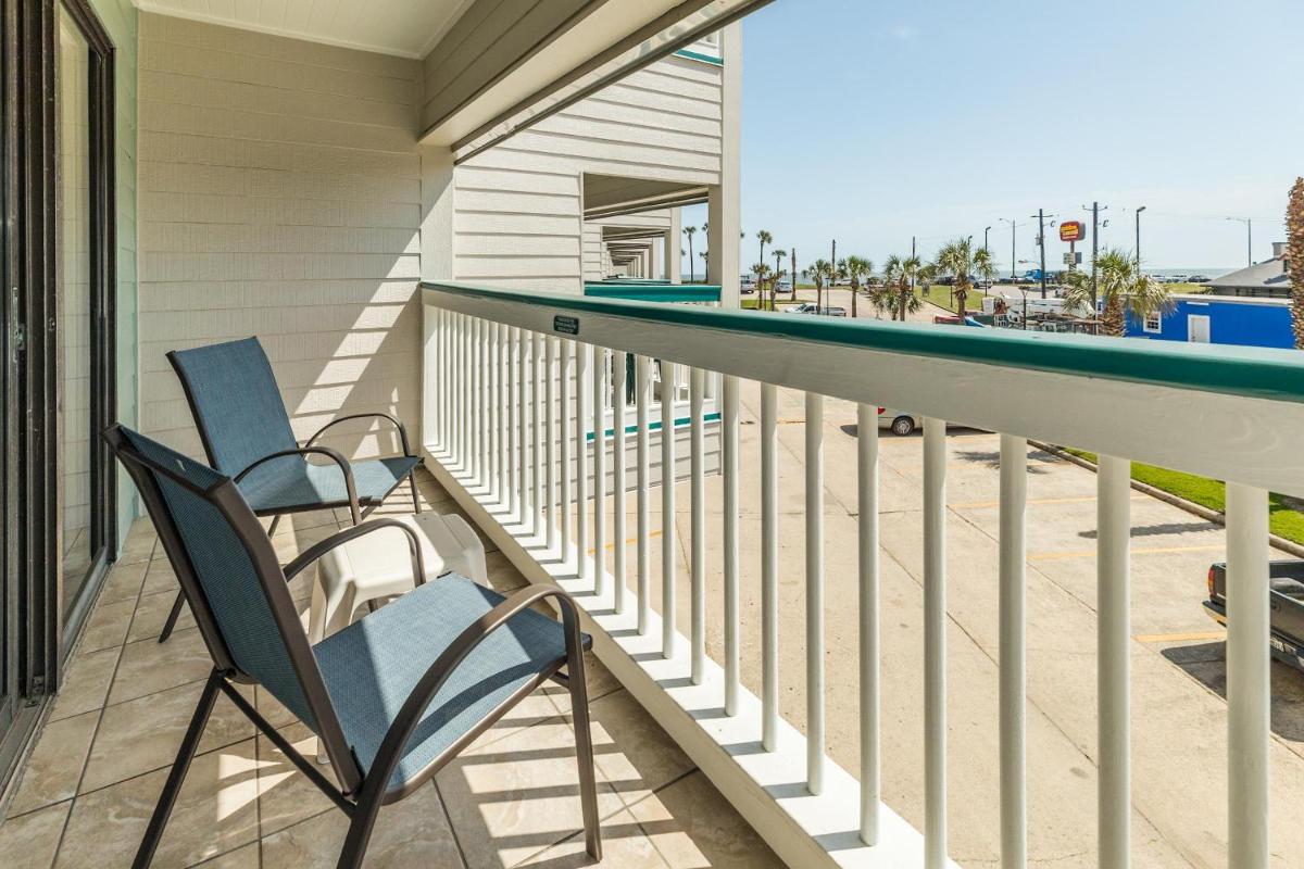Seawall Views, Beach, Heated Pool, BBQs - Mi Casa es Su Casa! - Housity