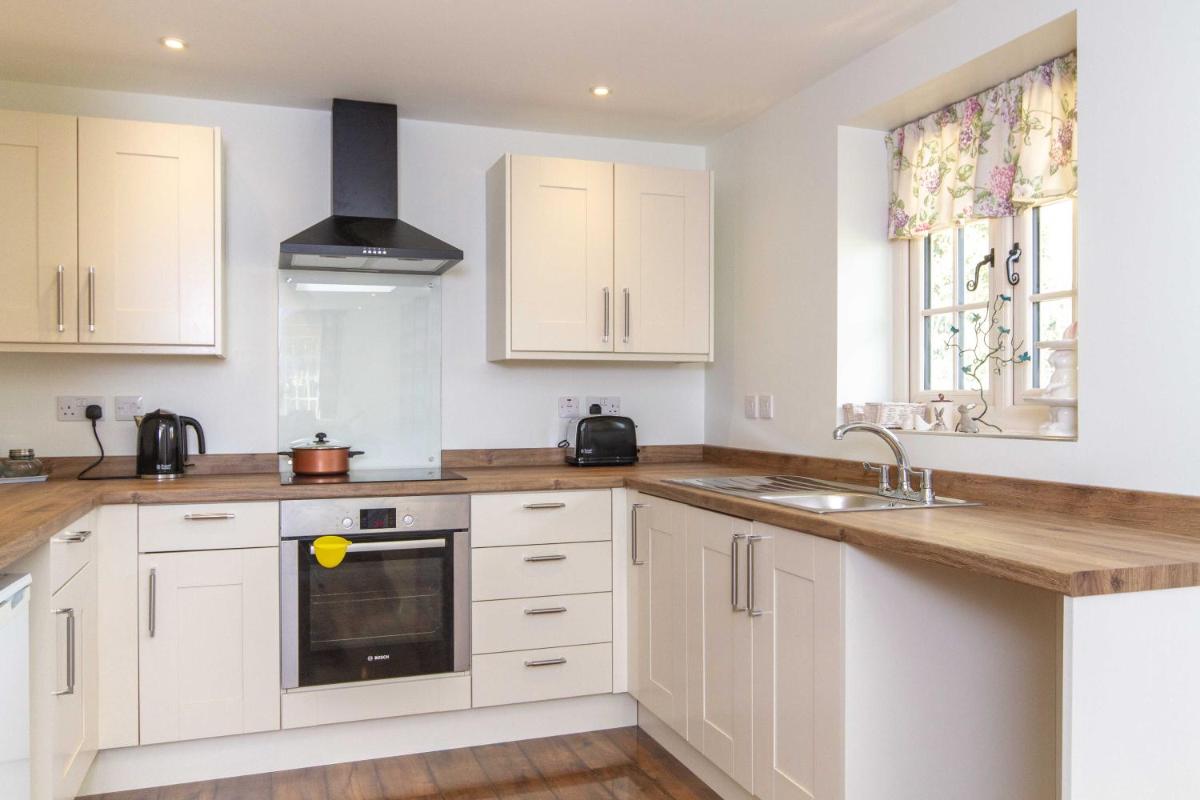 Breckland Cottage - Secluded Country Getaway - Housity