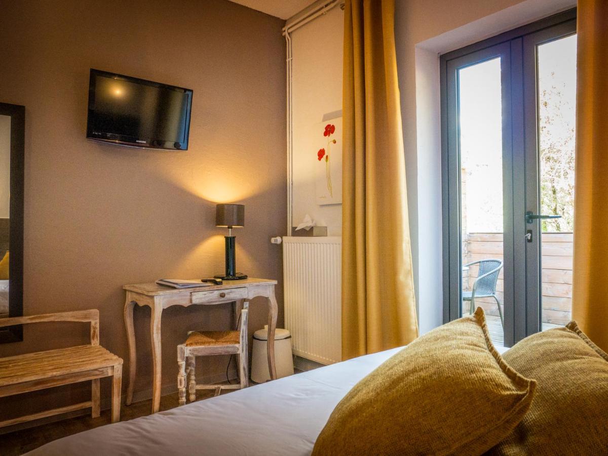 - une chambre avec un lit et une fenêtre avec une télévision dans l'établissement Le Belvedere, à Vallon-Pont-dʼArc