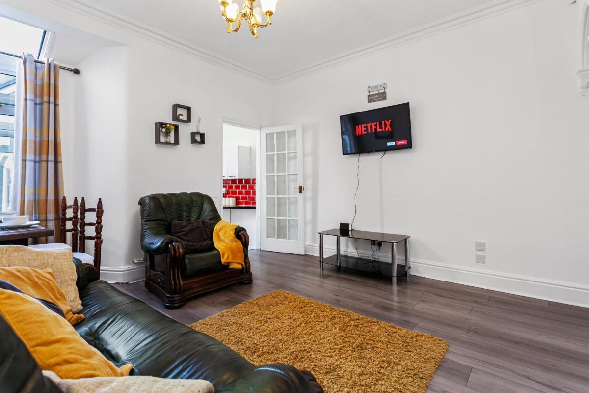 Staywhenever TS- 4 Bedroom House, King Size Beds, Sleeps 9 - Housity