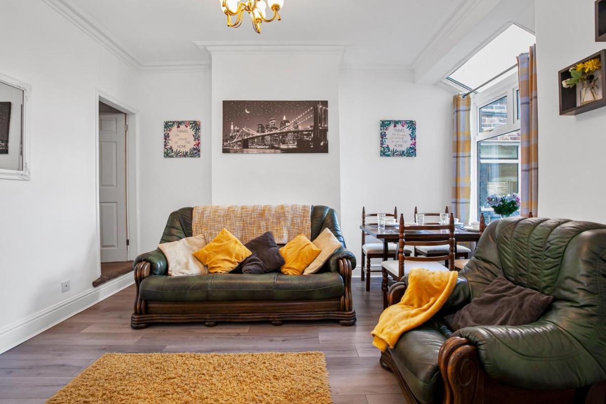 Staywhenever TS- 4 Bedroom House, King Size Beds, Sleeps 9 - Housity