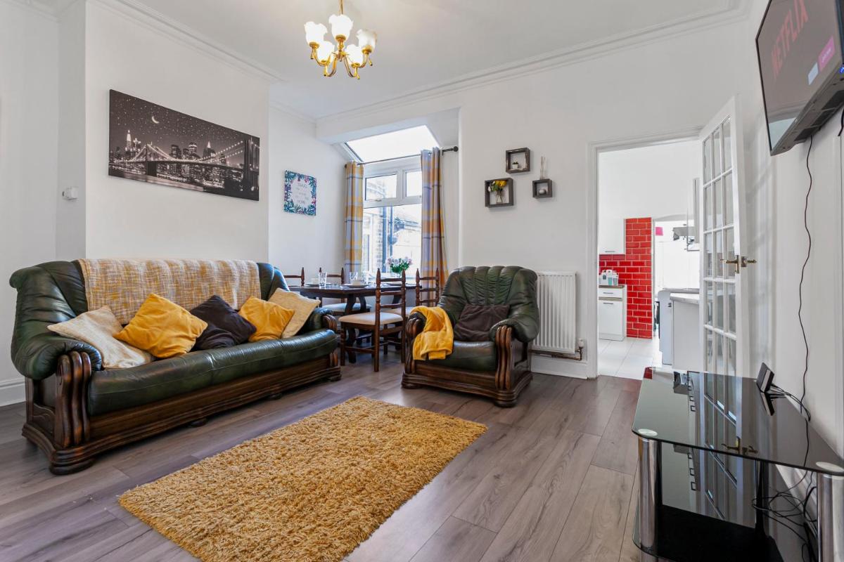 Staywhenever TS- 4 Bedroom House, King Size Beds, Sleeps 9 - Housity