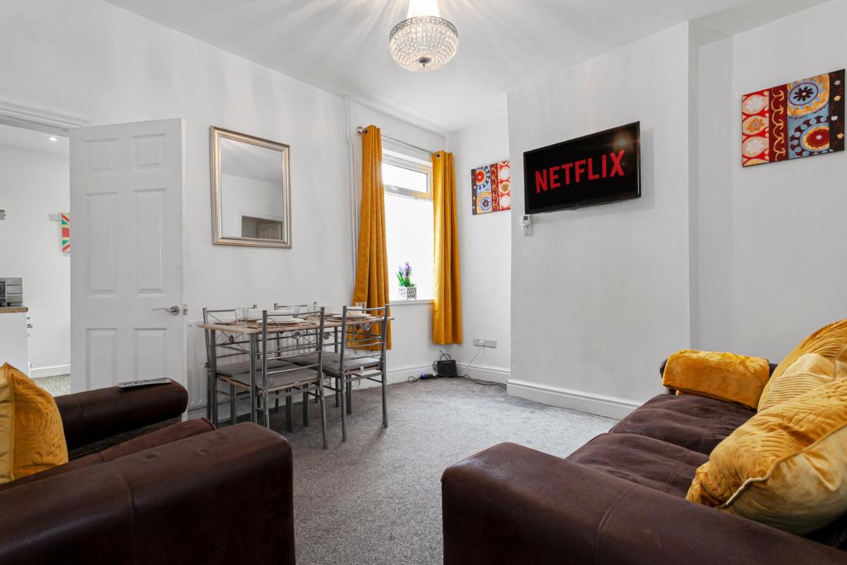 Staywhenever LS- 4 Bedroom House, King Size Beds, Sleeps 9 - Housity