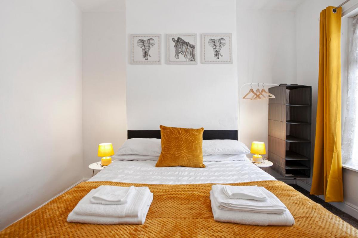 Staywhenever LS- 4 Bedroom House, King Size Beds, Sleeps 9 - Housity
