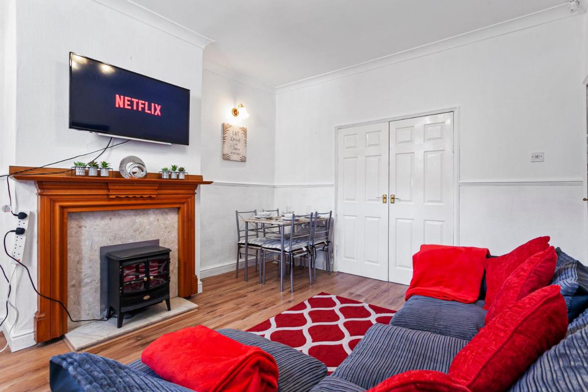 Staywhenever MS- 4 Bedroom House, King Size Beds, Sleeps 9 - Housity