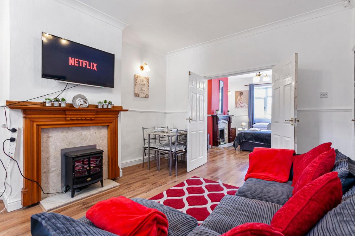 Staywhenever MS- 4 Bedroom House, King Size Beds, Sleeps 9 - Housity