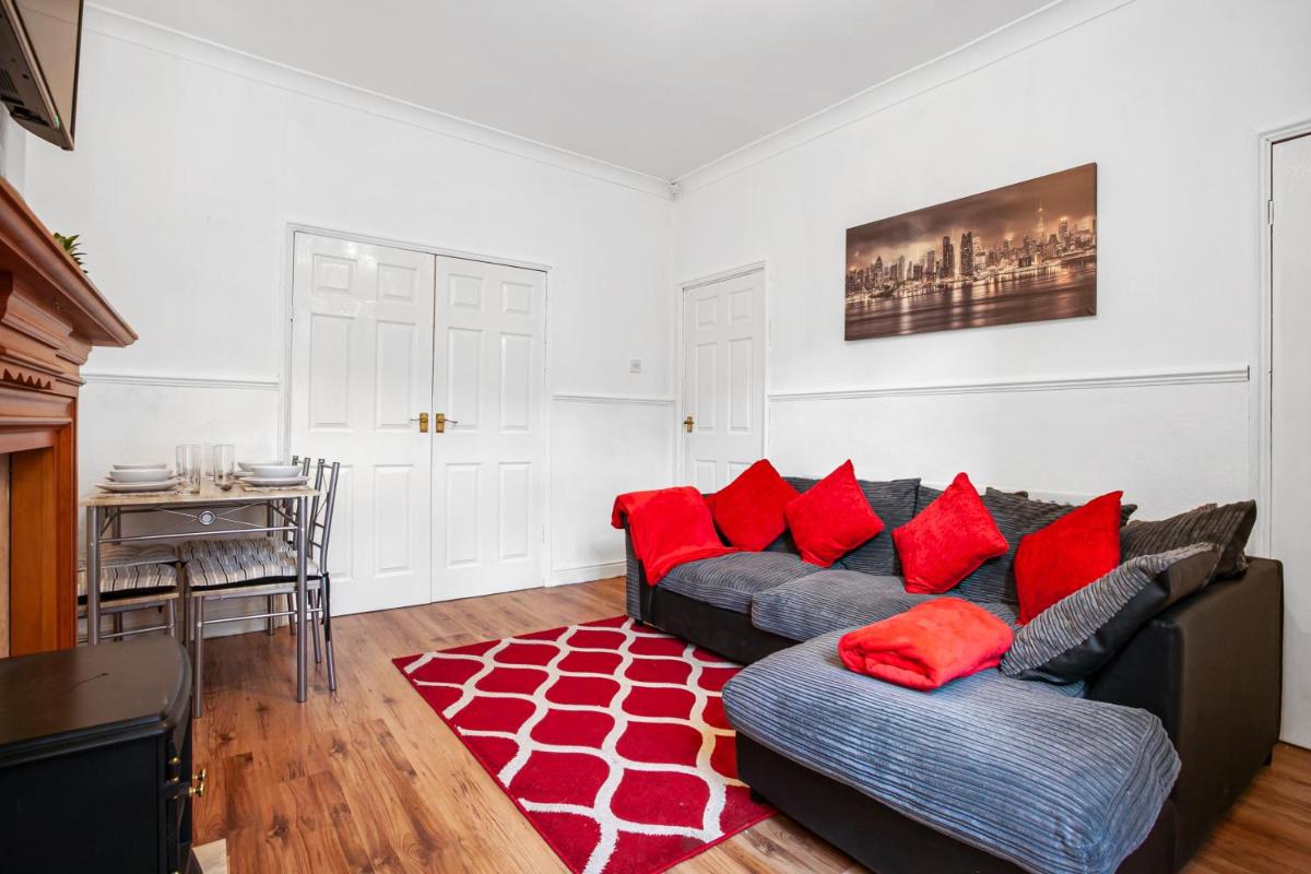 Staywhenever MS- 4 Bedroom House, King Size Beds, Sleeps 9 - Housity