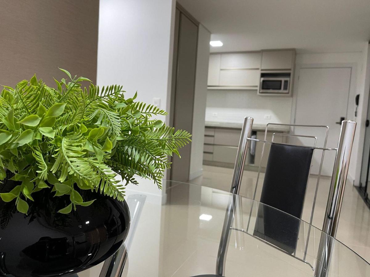 Apt novo no CENTRO de Foz com garagem e mobiliado - Housity