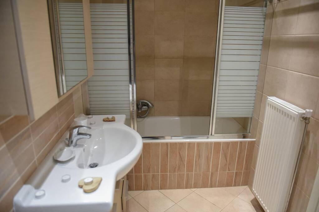 Dr Vasi Holidays House - Housity