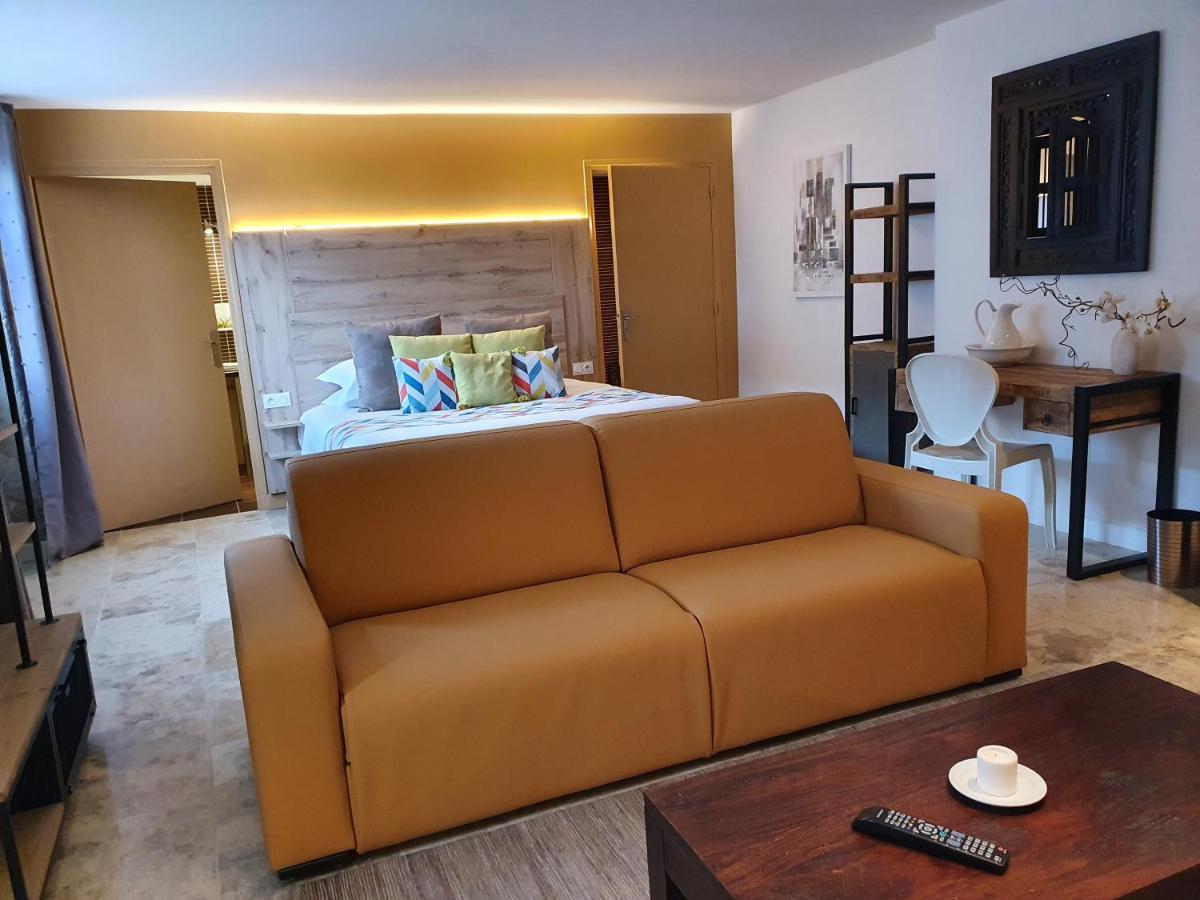 Coin salon dans l'établissement Logis L'Auberge de Larressingle