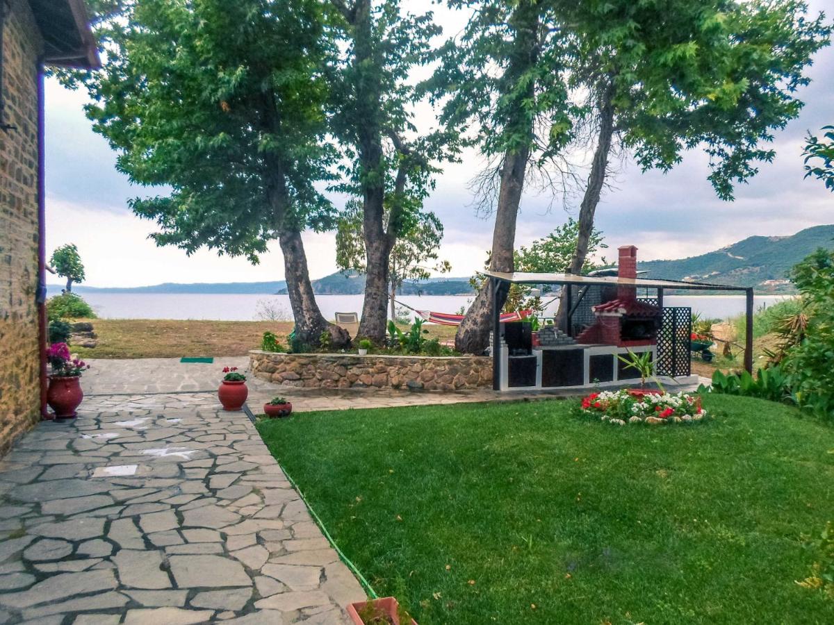 Wonderful stone house infront of the sea. - Housity