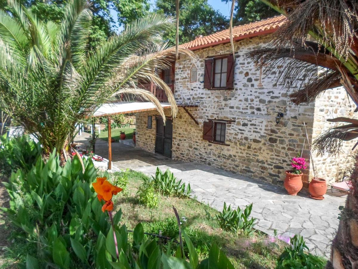 Wonderful stone house infront of the sea. - Housity