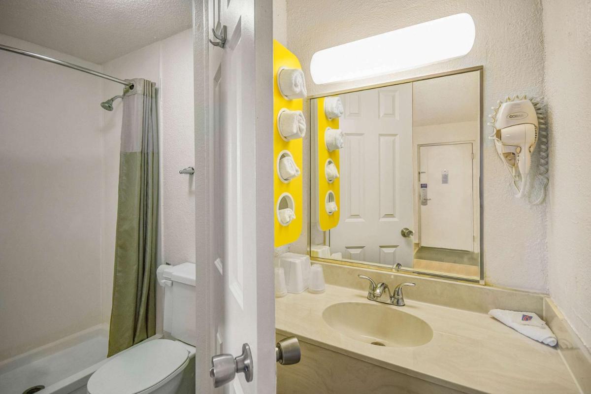 Motel 6-North Ridgeville, OH - Cleveland Intl Airport - N Ridgeville - Housity
