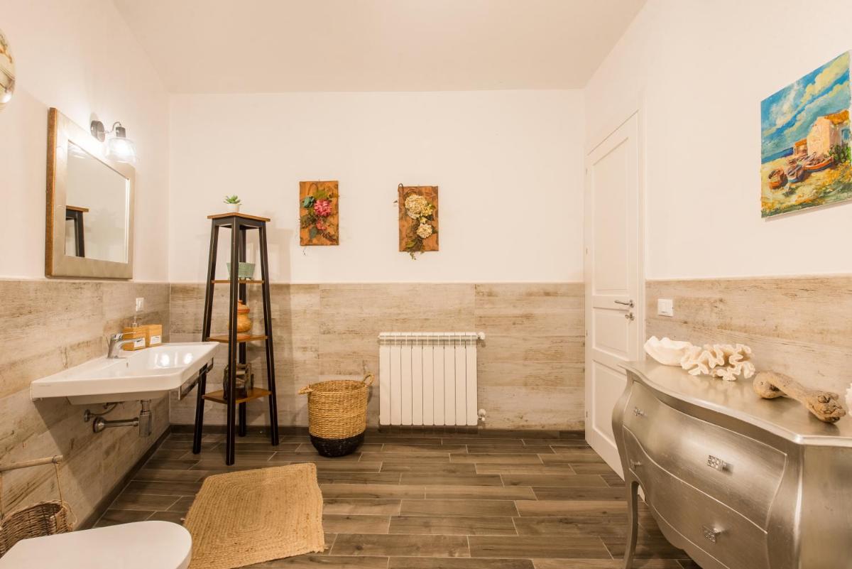 Villa Cinzia-150 mt from the beach - Housity