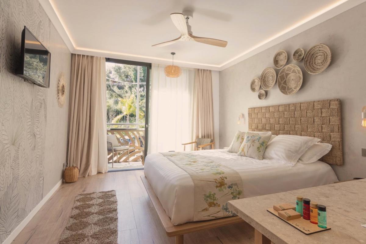 Un dormitorio con una cama y una mesa y una ventana. en Casa Coco Boutique Hotel & Spa 4*S - Adults Only, en Lloret de Mar 51 fotos más