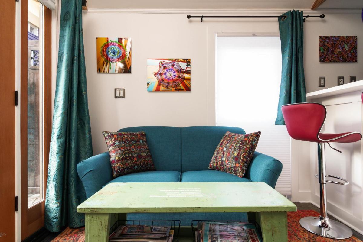 Secluded Patio Cottage Right By All The Action - Housity