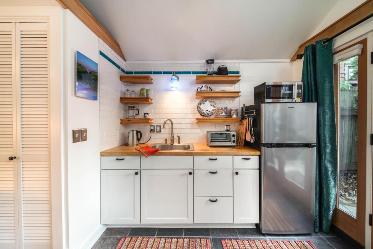 Secluded Patio Cottage Right By All The Action - Housity