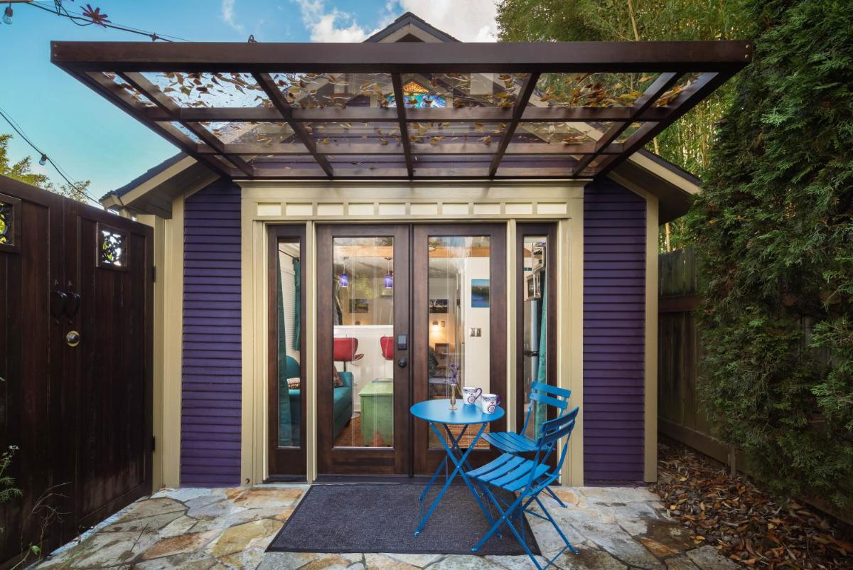 Secluded Patio Cottage Right By All The Action - Housity