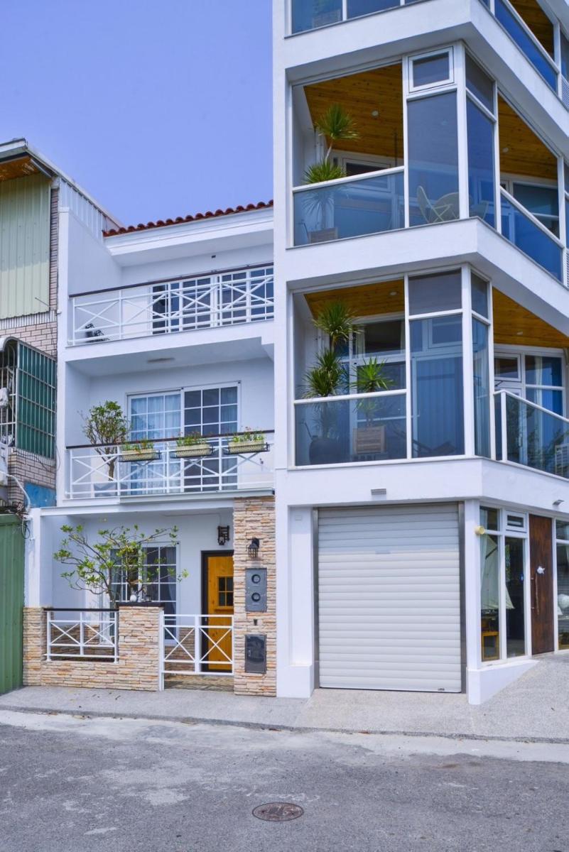 Admiring Island - Housity