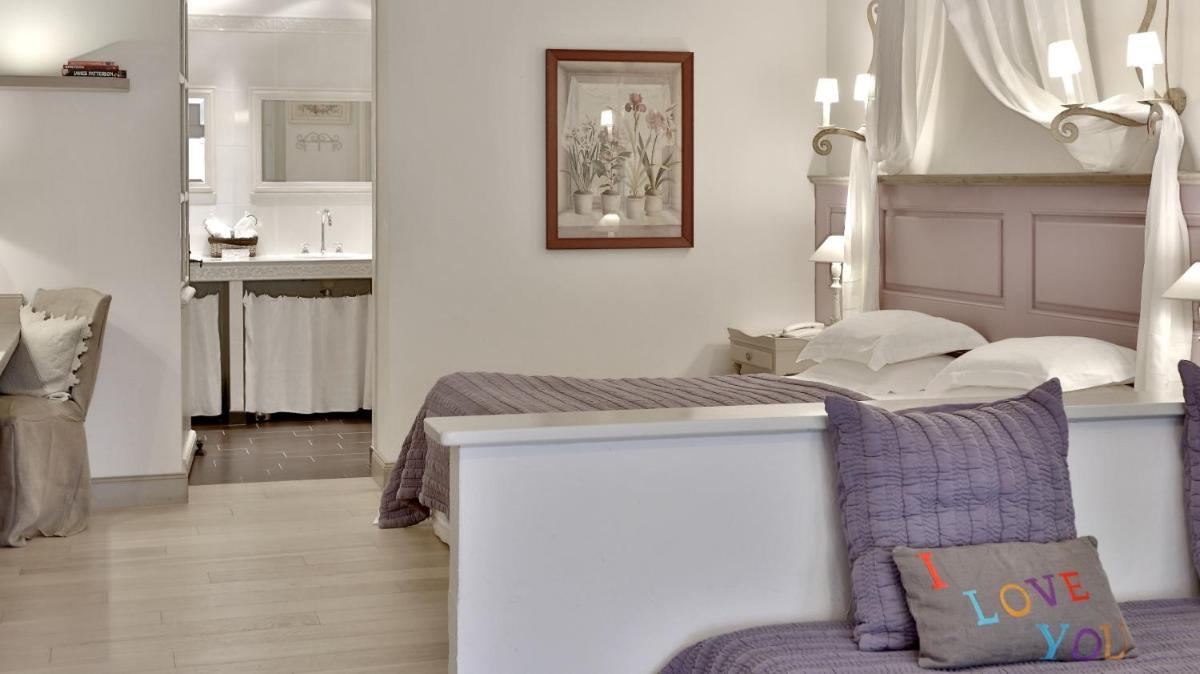 Un ou plusieurs lits dans un hébergement de l'établissement Les Glycines - Hôtel & Spa - Teritoria