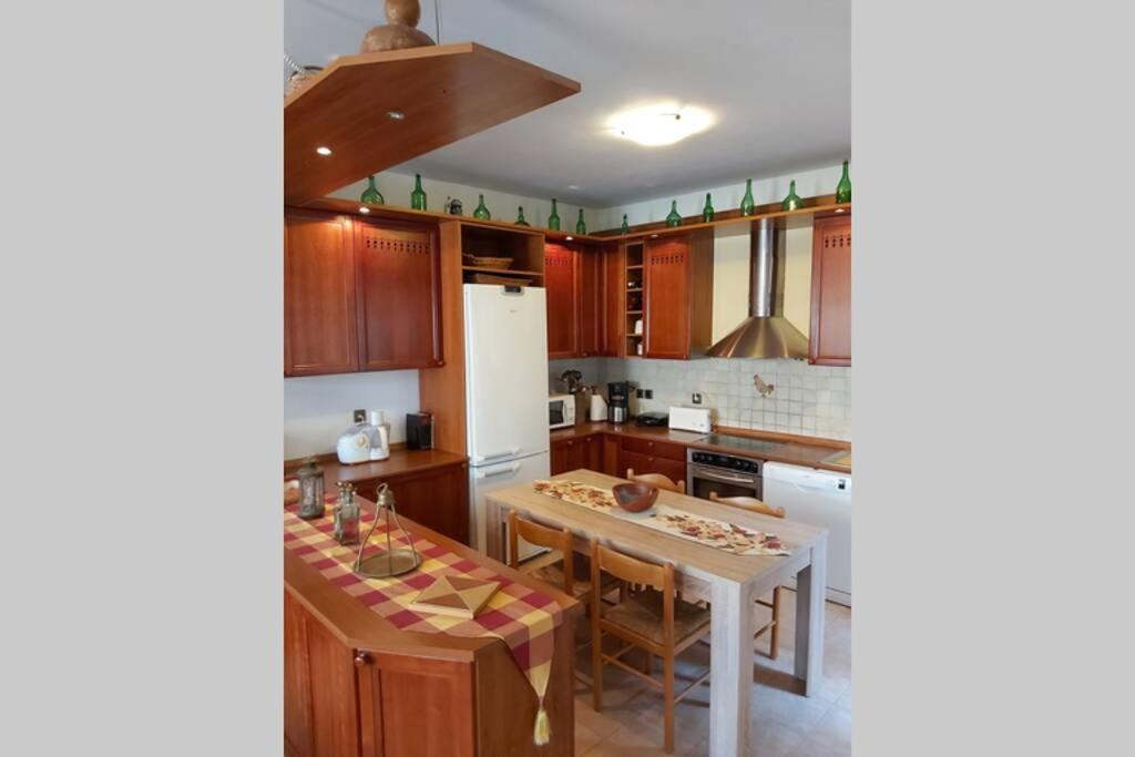 RHODES ART HOUSE - Housity