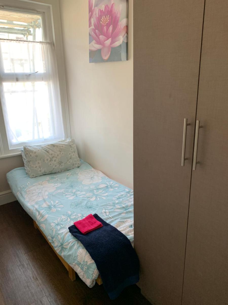 Sunny ensuite room and annex near Tottenham Stadium - Housity