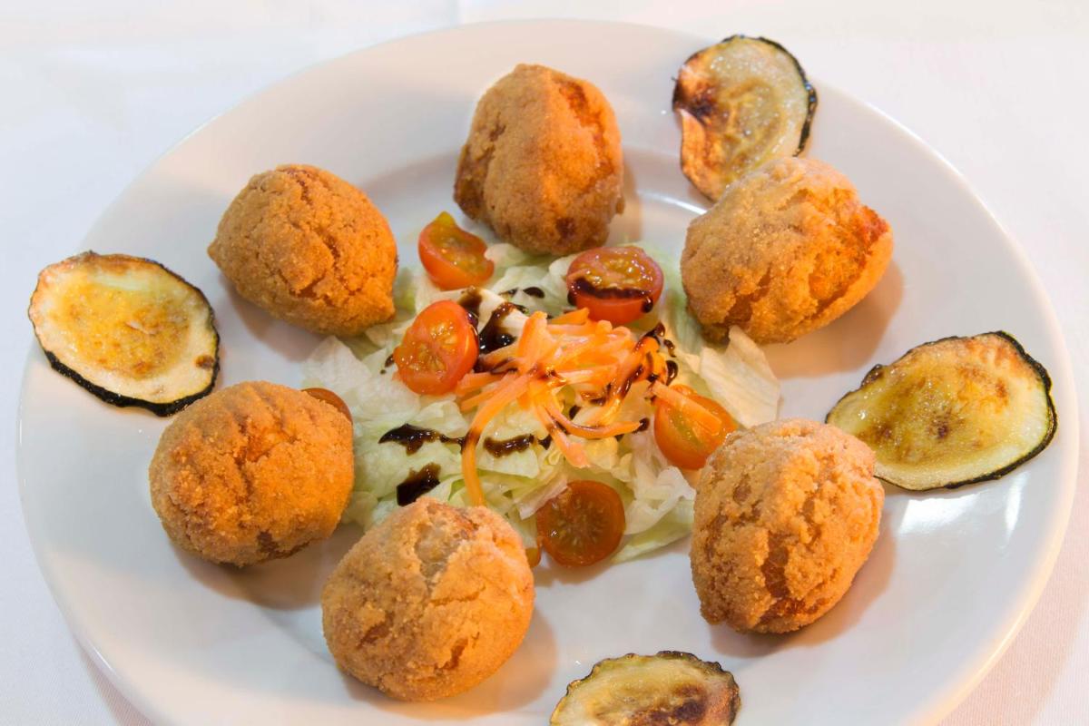 Ca La Conxita Hostal & Restaurante - Housity