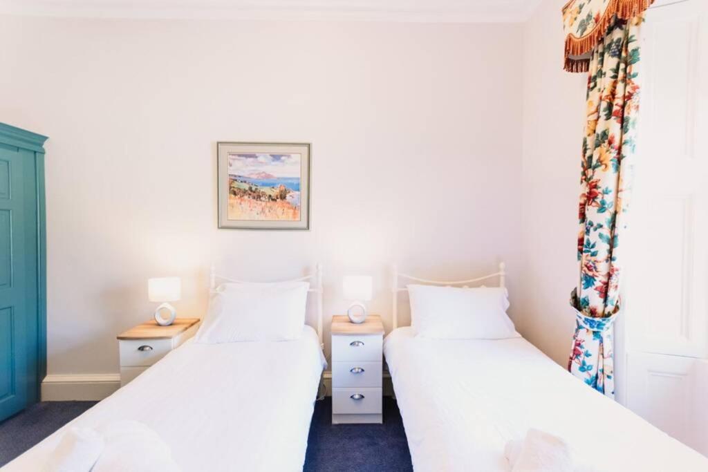 Wallace Apartment - A unique apartment in countryside park with WIFI and access to bar and pool - Housity