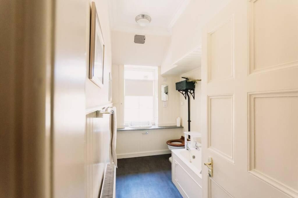 Wallace Apartment - A unique apartment in countryside park with WIFI and access to bar and pool - Housity