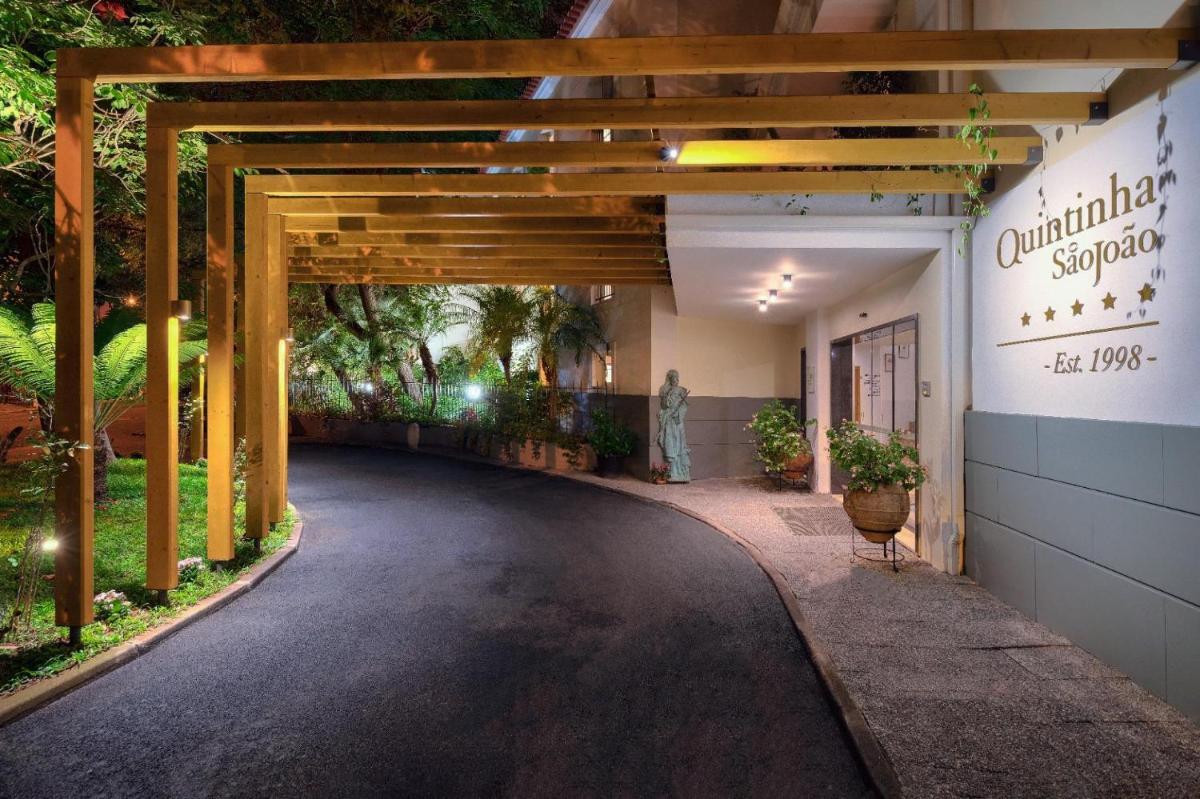 Um jardim no exterior de Quintinha Sao Joao Hotel & Spa
