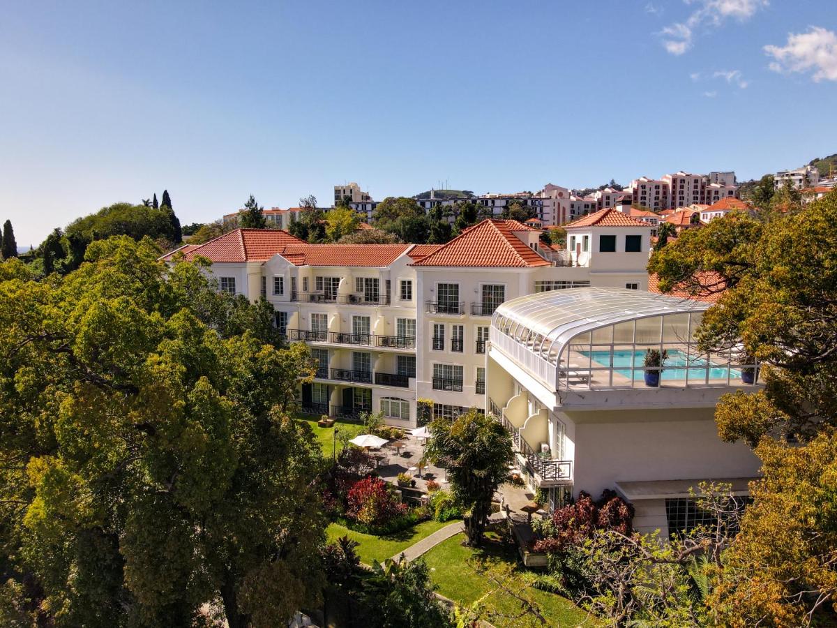 uma vista aérea de um edifício com piscina em Quintinha Sao Joao Hotel & Spa no Funchal