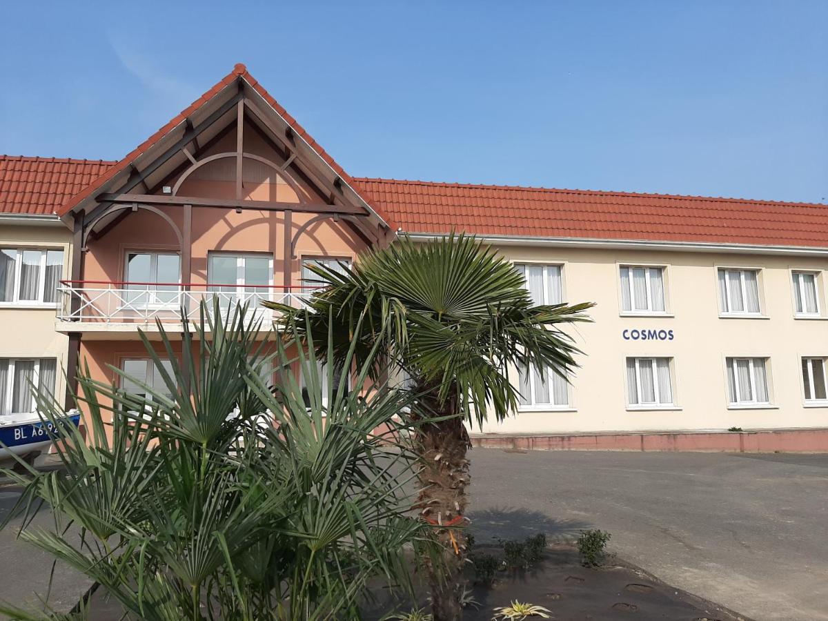 un bâtiment avec un palmier devant dans l'établissement Stella Maris, à Stella-Plage