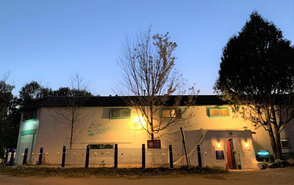 SnowMansion Taos Adventure Lodge - Housity