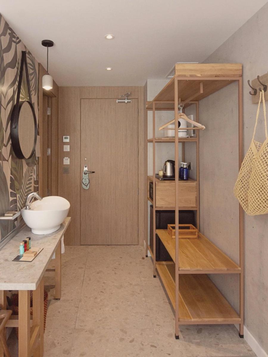 Un baño con estantes de madera y lavabo. en Casa Coco Boutique Hotel & Spa 4*S - Adults Only, en Lloret de Mar
