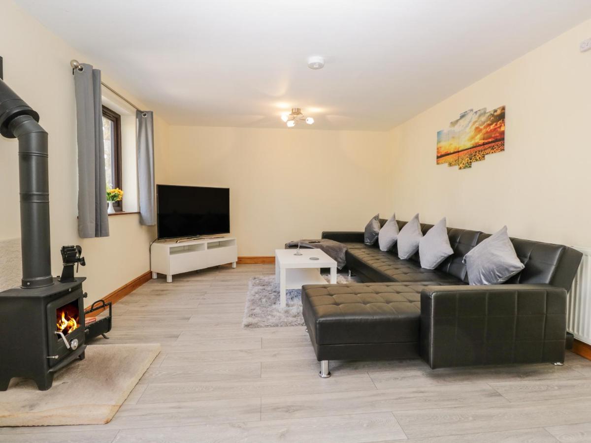 10 Flying Horse Shoes Cottage - Housity