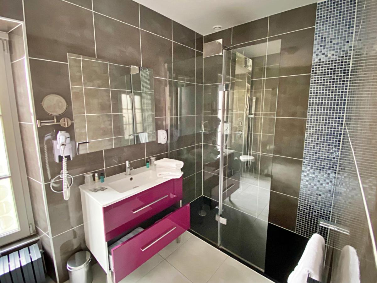 Salle de bains dans l'établissement Grand Hôtel du Luxembourg & Spa
