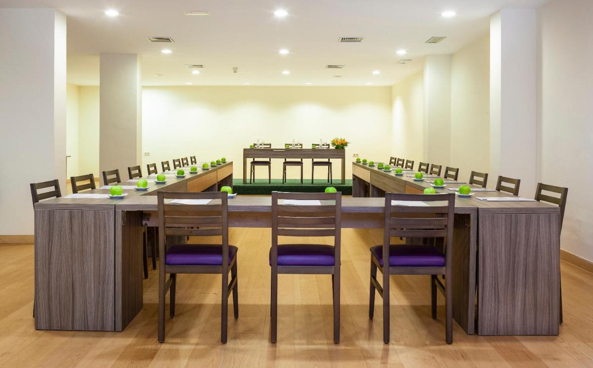 una sala de conferencias con una mesa larga y sillas en Hotel & Spa S'Entrador Playa, en Cala Ratjada 60 fotos más