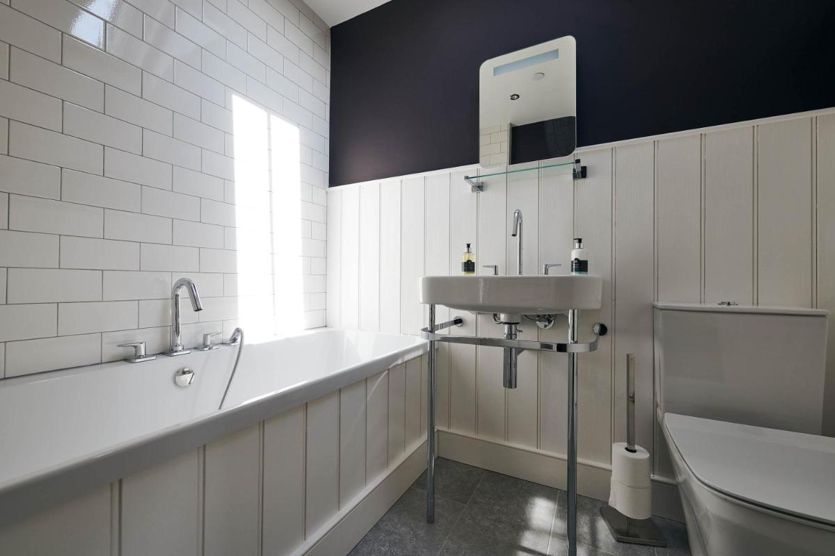 Rhif Un- Premium cottage with Log burner & private courtyard - Housity