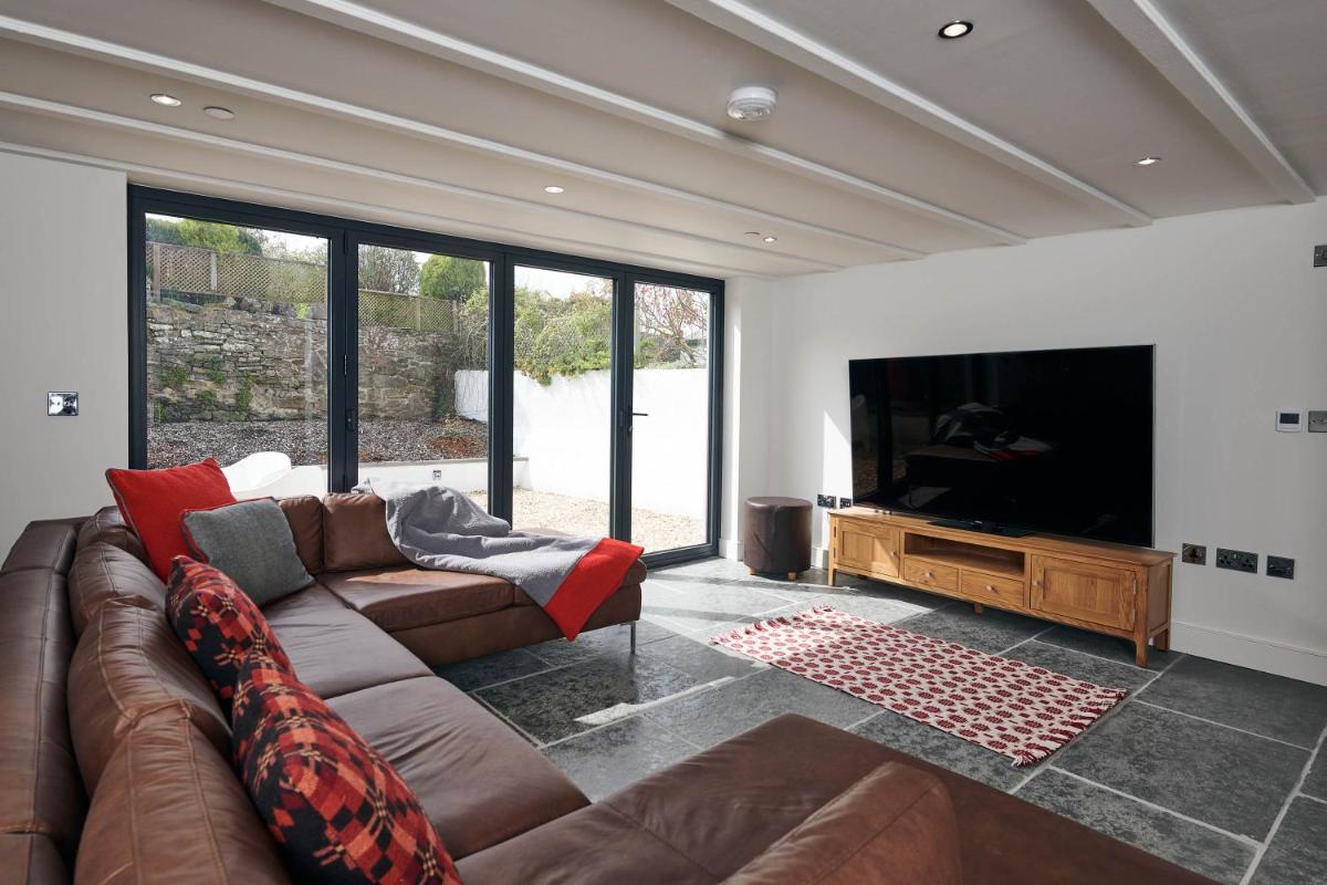 Rhif Un- Premium cottage with Log burner & private courtyard - Housity