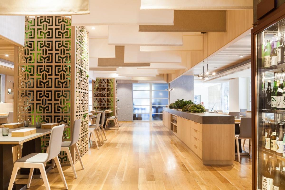 Un restaurante o sitio para comer en SH Valencia Palace