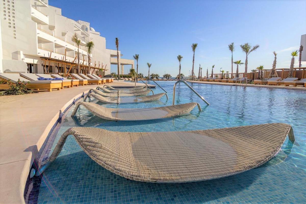 Piscina junto al hotel Zahara Beach & Spa by QHotels para adultos