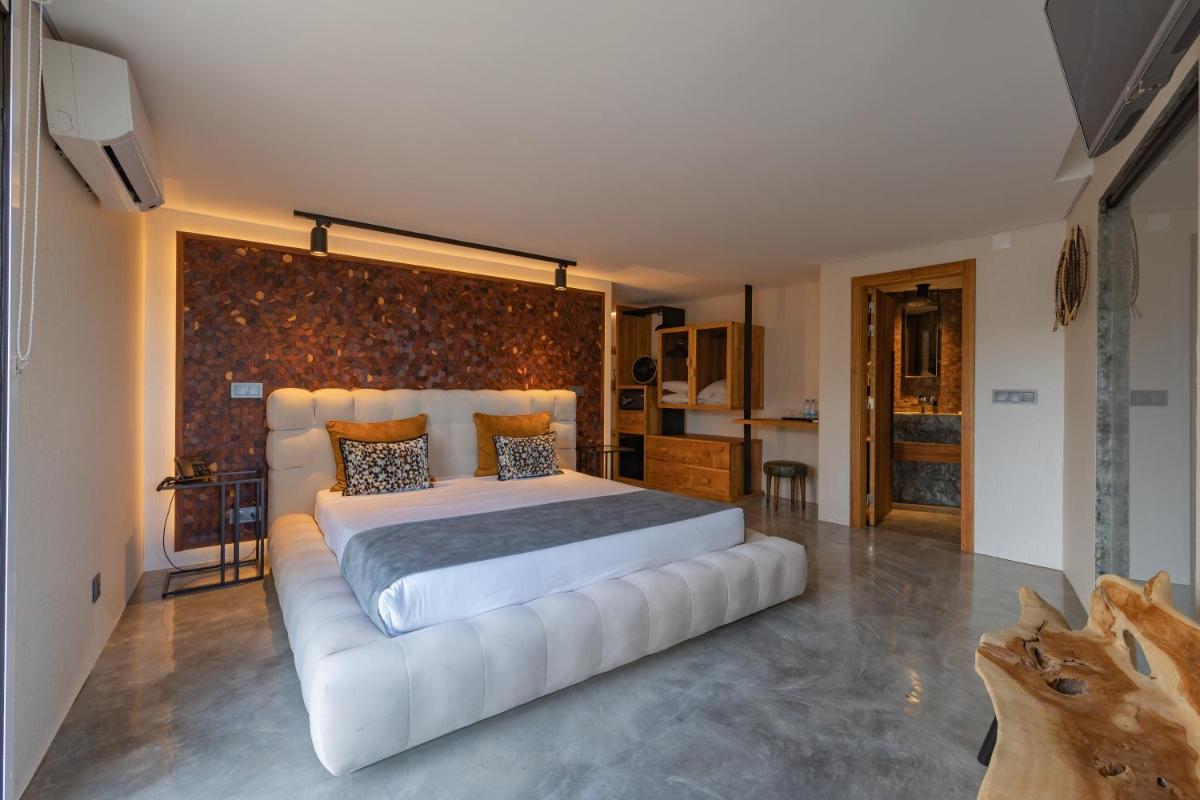 Uma cama ou camas num quarto em Well Hotel & Spa