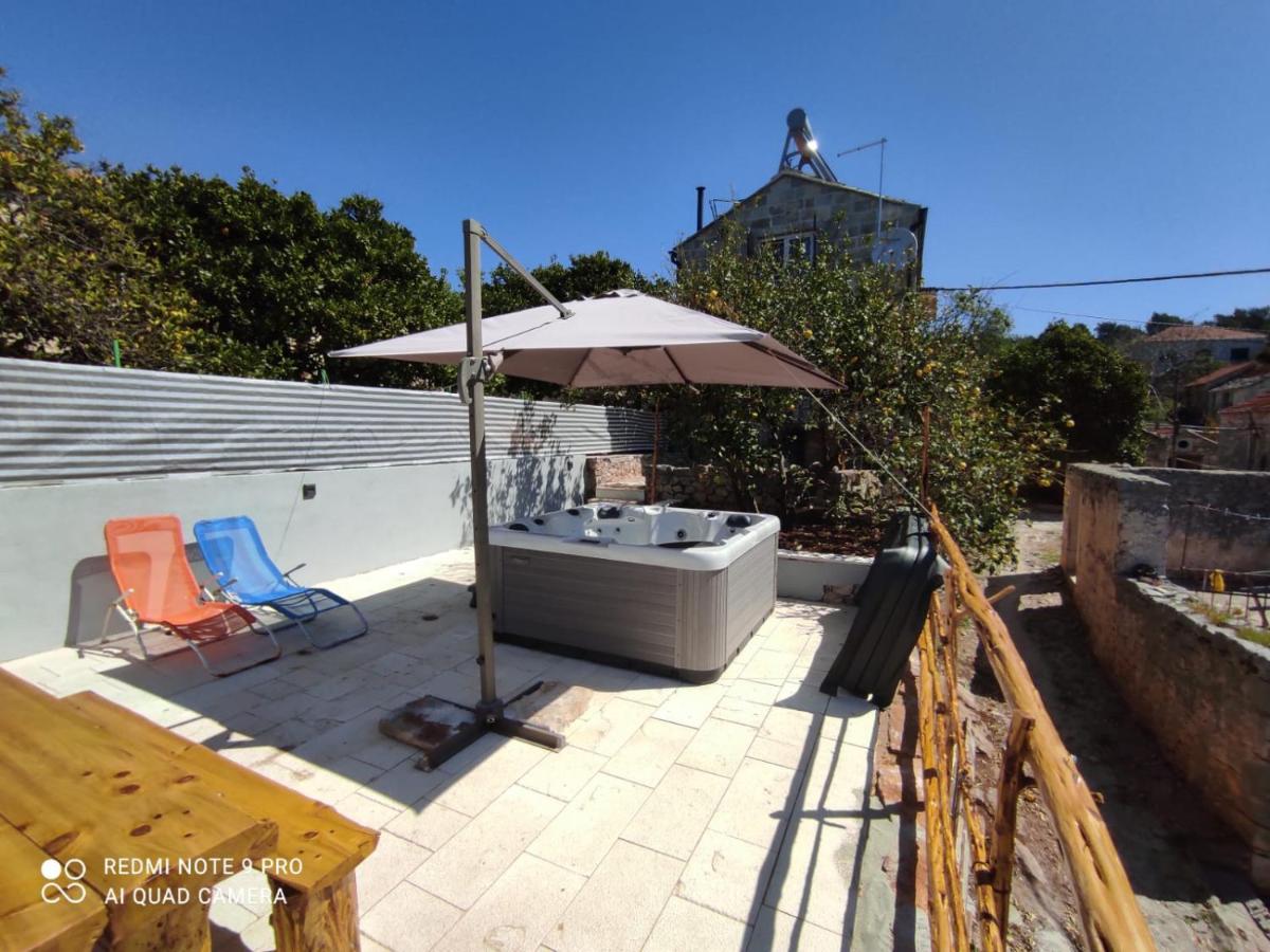 Rest house with jacuzzi Mili - Housity